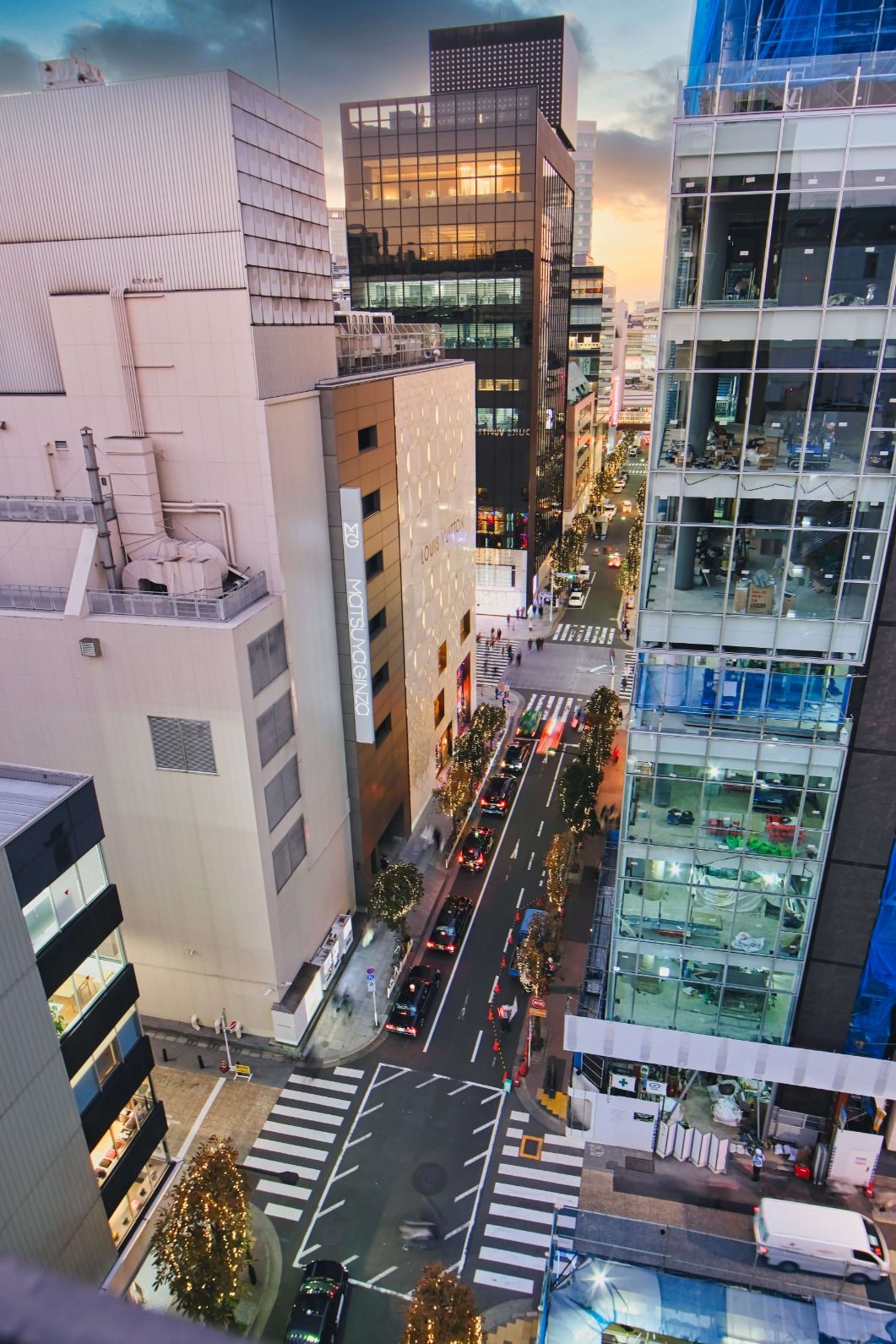 This photography spot is located in Ginza. In a up town area like Ginza it is not easy to find a spot where you can take a picture of the street from this angle.