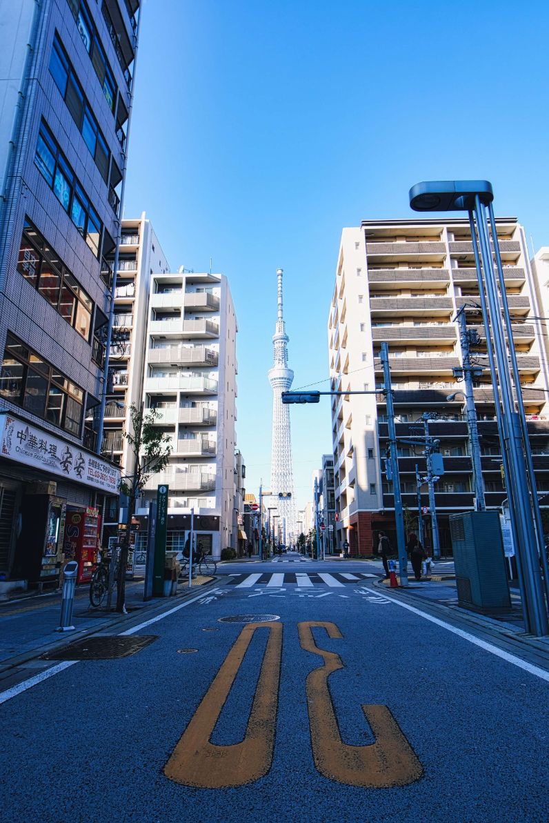 The speed limit 30 stands out in this picture. Including the 30 makes this spot even more photogenic. The narrow roads around the Skytree are usually one way.