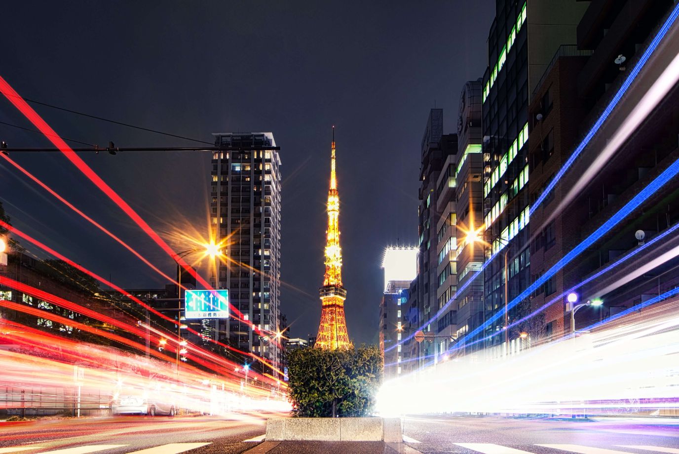 Another epic night photography spot and a secret photography spot of the Tokyo Tower. Set the tripod up and wait for big vehicles to run by you. You cannot set up a big tripod here too because of the limited space.