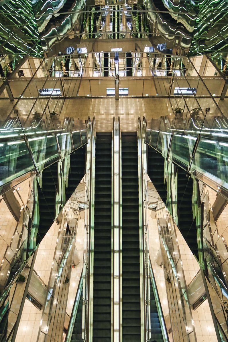 The escalators at the top floor are designed in a way that you can look down at them from above. Making it easier to create pictures with new angles.