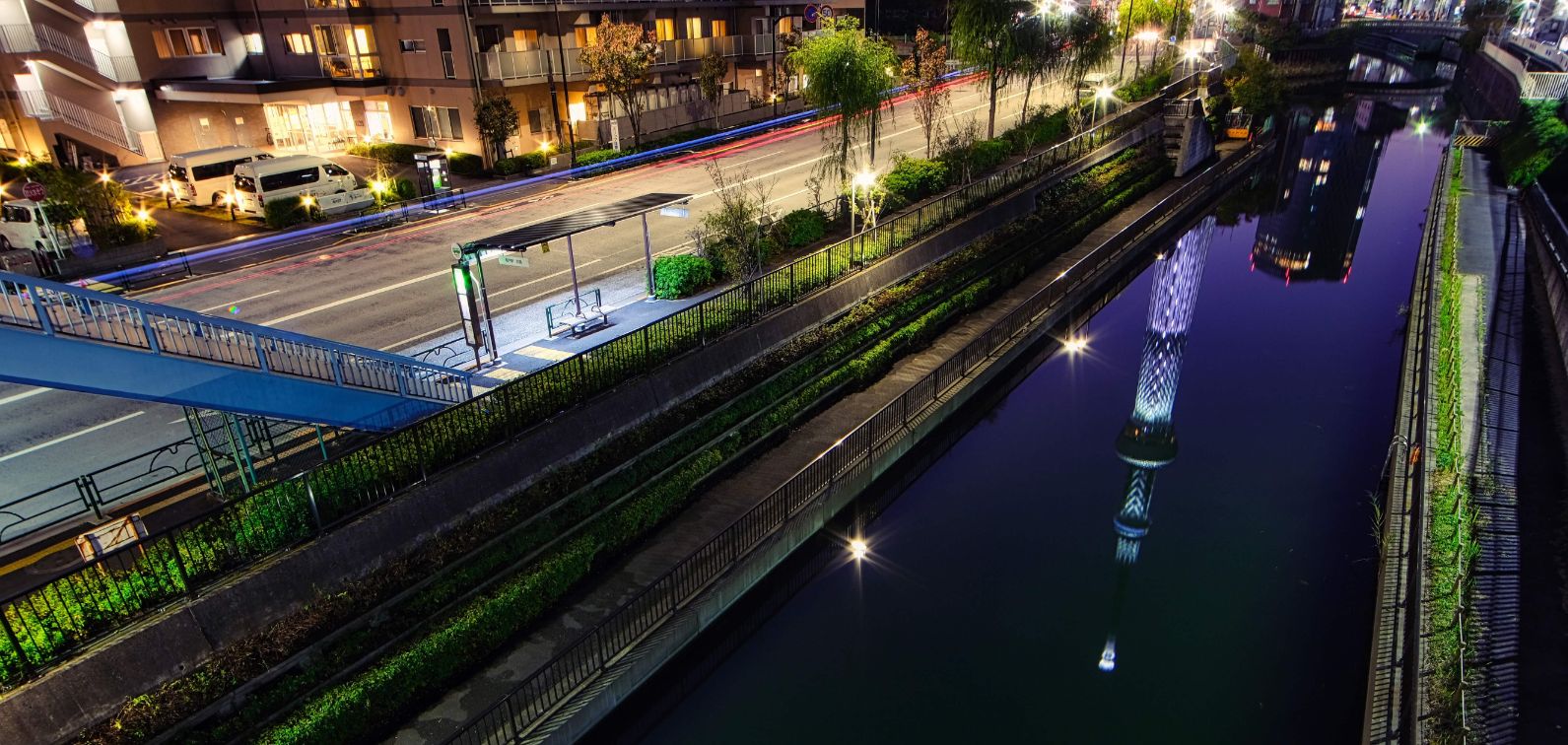 The river acts as a leading line towards the Skytree. The colors cast at this spot during sunset is mesmerizing. A great spot for a romantic date too.