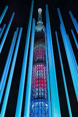 During the night, the poles are lit up from below by a flood light. The colors change everyday according to the colors of the Skytree.